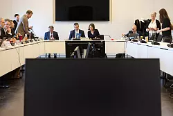 Der 81-j&auml;hrige Schr&ouml;der wurde aus R&uuml;cksicht auf seinen Gesundheitszustand f&uuml;r die Zeugenvernehmung aus seinem B&uuml;ro in Hannover zugeschaltet. - &copy; Ulrich Perrey/dpa