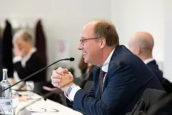 Am Nachmittag trat der Kanzleramtschef von Schr&ouml;ders Nachfolgerin Angela Merkel, Helge Braun, in den Zeugenstand des Untersuchungsausschusses. - &copy; Ulrich Perrey/dpa