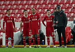 Spielten gemeinsam für Liverpool: Der mittlerweile verstorbene Diogo Jota (2. v. l.) und Andrew Robertson (2. v. r.). (Archiv) - © Laurence Griffiths/PA Wire/dpa