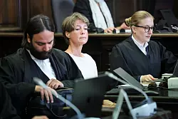 Schweigend h&ouml;rte sich Christina Block die Vorw&uuml;rfe ihres Ex-Manns an. - &copy; Christian Charisius/dpa-Pool/dpa