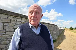 Der ehemalige sächsische Ministerpräsident Georg Milbradt ist Vorsitzender der Schlichtungskommission für die Arbeitgeberseite. - © Robert Michael/dpa