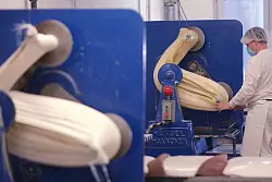 Die Geräte für die Herstellung der Frukas sind über 30 Jahre alt. - © Sebastian Willnow/dpa