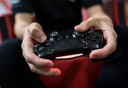 Ein Gamer spielt mit einer Playstation 4. - &copy; Sebastian Gollnow/dpa