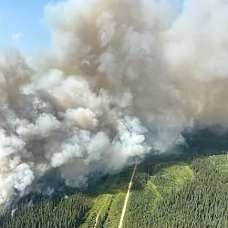 &Uuml;ber 1.100 Helfer k&auml;mpften gegen die Flammen an. - &copy; Alberta Wildfire/ZUMA Press Wire/dpa