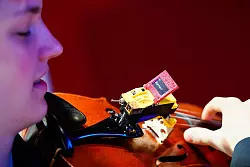 Reinhard K&ouml;cher aus Calw, Sieger im Fachgebiet Arbeitswelt, h&auml;lt eine Geige mit einem motorgesteuerten Stimmger&auml;t in den H&auml;nden. - &copy; Uwe Anspach/dpa