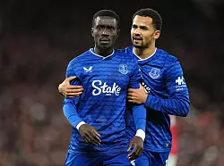 Nach dem Handgemenge und dem Platzverweis muss Everton-Profi Idrissa Gueye (li) vom Feld. - © Martin Rickett/PA Wire/dpa