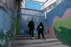 Fast 800 Jungen und Mädchen sind von den Schulschließungen betroffen. (Archivbild) - © Mahmoud Illean/AP/dpa