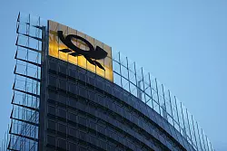 Das Posthorn-Logo auf dem Dach der DHL-Konzernzentrale in Bonn. - © Oliver Berg/dpa
