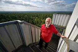 Hier gibt es keinen Aufzug und auch kein WC. Feuerwächter Rudolf Hoffmann macht diese Arbeit seit sieben Jahren. Der Naturschutz ist seine Motivation. - © Henning Kaiser/dpa