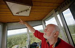 Mit einer Kreuzpeilung von drei Feuerwachtürmen aus kann ein Brandort genauer bestimmt werden. - © Henning Kaiser/dpa