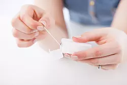 Auch manche Zahnseiden enthalten PFAS, die auch als «Ewigkeitschemikalien» bezeichnet werden. - © Christin Klose/dpa-tmn