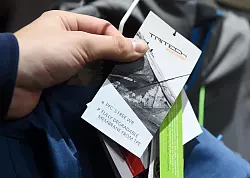 Es gibt Kennzeichnungen, die auf eine PFAS-freie Herstellung hinweisen, wie beispielsweise «PFC-frei», «PFAS-frei», «fluorcarbonfrei» oder «frei von Fluorcarbonen». - © Tobias Hase/dpa/dpa-tmn