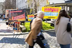Umweltschutz-Aktivisten protestieren gegen die Klima-Politik der FDP. - &copy; Christoph Soeder/dpa