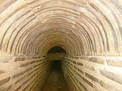 Das Bauwerk verläuft zum größten Teil unterirdisch, ist gut erhalten und führt Wasser. - © Panagiotis Devteraios/Griechisches Kulturministerium/dpa