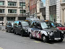 Legend&auml;r sind die Londoner Taxis - die &laquo;Black Cabs&raquo;. (Archivbild) - &copy; Benedikt von Imhoff/dpa
