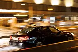 Baden-W&uuml;rttemberg war Vorreiter in Sachen freie Taxi-Farbe: hier ein schwarzes Taxi in Stuttgart. (Archivbild) - &copy; Julian Rettig/dpa