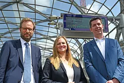 Der Hamburger Verkehrssenator Tjarks von den Grünen (hier links im Bild) schaut in die Kamera. - © David Hammersen/dpa