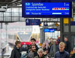 In Berlin informiert eine Anzeige über die Auslastung einer S-Bahn. (Archivbild) - © Soeren Stache/dpa