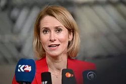 Die Lockerung der Sanktionen soll nach Angaben von EU-Chefdiplomatin Kaja Kallas an Bedingungen geknüpft werden. (Archivbild) - © Harry Nakos/AP/dpa