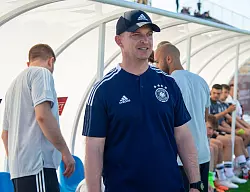 Coach Marc-Patrick Meister ist mit der deutschen U17 bei der Fußball-WM ausgeschieden. (Archivbild) - © Berney Ardov/dpa