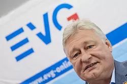 EVG-Chef Burkert fürchtet um das Wohl der Beschäftigten. (Archivbild) - © Jörg Carstensen/dpa