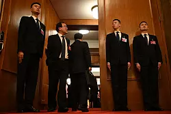 Die Abgeordneten im Nationalen Volkskongress werden in den kommenden Tagen über weitere Berichte der Regierung beraten. - © Johannes Neudecker/dpa