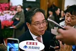 Der Abgeordnete Ding Lieming sieht China vor einem harten Kampf hinsichtlich der US-Zölle. - © Johannes Neudecker/dpa