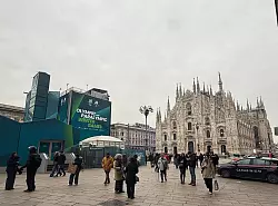 Auf dem Domplatz in Mailand ist noch wenig von Olympiastimmung zu sp&uuml;ren. - &copy; Christoph Sator/dpa