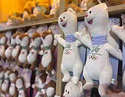 Mit den Olympia-Maskottchen Milo (rechts) und Tina (links) wird schon Geld gemacht. - &copy; Christoph Sator/dpa