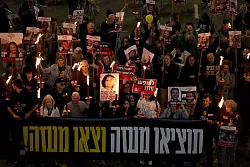 Angehörige und Freunde der Geiseln nahmen in Tel Aviv am Abend an einer Demonstration teil. - © Ohad Zwigenberg/AP/dpa