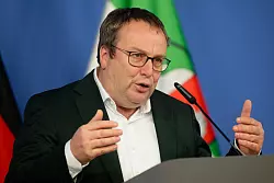 Glaubt, dass das Eezy-Ticket k&uuml;nftig noch deutlich h&auml;ufiger genutzt wird: NRW-Verkehrsminister Oliver Krischer (Gr&uuml;ne). (Archivbild) - &copy; Henning Kaiser/dpa