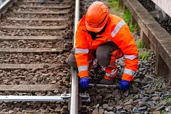Das bundesweite Schienennetz ist dringend sanierungsbedürftig. (Archivbild) - © Andreas Arnold/dpa