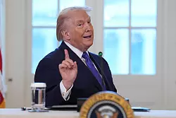 Trump bleibt bei seiner harten Linie: Der US-Pr&auml;sident will Gr&ouml;nland. - &copy; Evan Vucci/AP/dpa