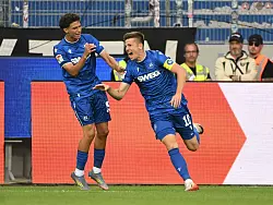 Marvin Wanitzek (r) erzielte nach Vorarbeit von Louey Ben Farhat (l) das 2:0. - &copy; Uli Deck/dpa