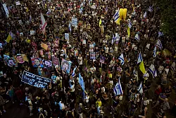 Tausende Israelis demonstrierten in Tel Aviv und anderen Städten für die Freilassung der in den Gazastreifen verschleppten Geiseln. - © Oded Balilty/AP/dpa