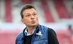 Der Mainzer Sportvorstand Christian Heidel zeigt sich verärgert. - © Torsten Silz/dpa