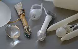 Penis- und Hoden-Prothesen - © Arne Dedert/dpa