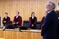Der Journalist Hans-Wilhelm Saure wartet auf den Beginn der m&uuml;ndlichen Verhandlung am NRW-Oberverwaltungsgericht. - &copy; Dieter Menne/dpa