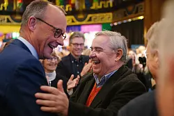 Der ehemalige Saar-Ministerpräsident und Ex-CDU-Landesparteichef Peter Müller sieht die Koalitionsverhandler weit von dem von CDU-Chef Friedrich Merz im Wahlkampf versprochenen Politikwechsel bei zentralen Unions-Themen entfernt. - © Oliver Dietze/dpa