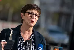Auch die SPD-Spitze lässt nicht kalt, dass die AfD sechs Wochen nach der Wahl erstmals in einer Umfrage mit der Union gleichzieht. Co-Parteichefin Saskia Esken sagt: «Um die AfD wieder kleiner zu machen, kommt es darauf an, dass wir jetzt liefern.» - © Christophe Gateau/dpa