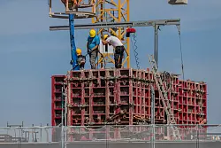 Das Manko an bezahlbarem Wohnraum gehört zu den drängendsten Problemen im Land. (Archivbild) - © Rolf Vennenbernd/dpa