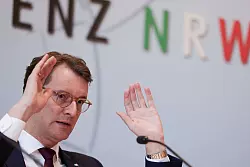 Ist er die «Merz-Reserve»? Nordrhein-Westfalens Ministerpräsident Hendrik Wüst lässt sich in seiner politischen Karriere-Planung nicht in die Karten schauen. - © Oliver Berg/dpa