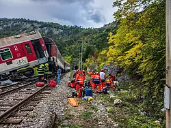 Auf diesem von der slowakischen Polizei ver&ouml;ffentlichten Foto behandeln Rettungskr&auml;fte verletzte Fahrg&auml;ste nach dem Zugungl&uuml;ck. - &copy; Slovak Police/Slovak Police/AP/dpa
