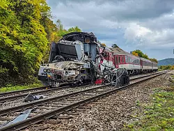 Die Unfallstelle nach dem Zusammensto&szlig; zweier Schnellz&uuml;ge. - &copy; Kr Pz V Koiciach/TASR/dpa