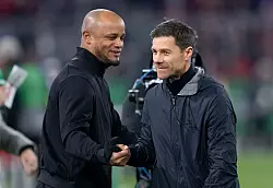 Treffen jetzt auch in der Champions League aufeinander: Bayern-Trainer Vincent Kompany (l) und Bayer-Coach Xabi Alonso. - © Sven Hoppe/dpa