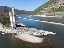 Der Wasserstand am Rhein fällt weiter. - © Boris Roessler/dpa