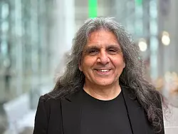 Marc Benseghir, der Urenkel einer j&uuml;dischen Kaufmannsfamilie aus Hagen, fordert vor Gericht Auskunft &uuml;ber ein Konto seiner Familie aus der Nazizeit. - &copy; Marc Herwig/dpa