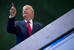 Bestimmt nur er, wo es lang geht? Trump geht mit den Europ&auml;ern rabiat um. - &copy; Gian Ehrenzeller/KEYSTONE/dpa