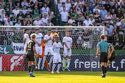 Robert Skov erzielt das Tor zum 0:1. - &copy; David Inderlied/dpa