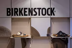 Bei der juristischen Bewertung stand die Frage im Zentrum, ob Birkenstock über den funktionalen Zweck hinaus einen künstlerischen Gestaltungsspielraum ausgenutzt hat. - © Rolf Vennenbernd/dpa